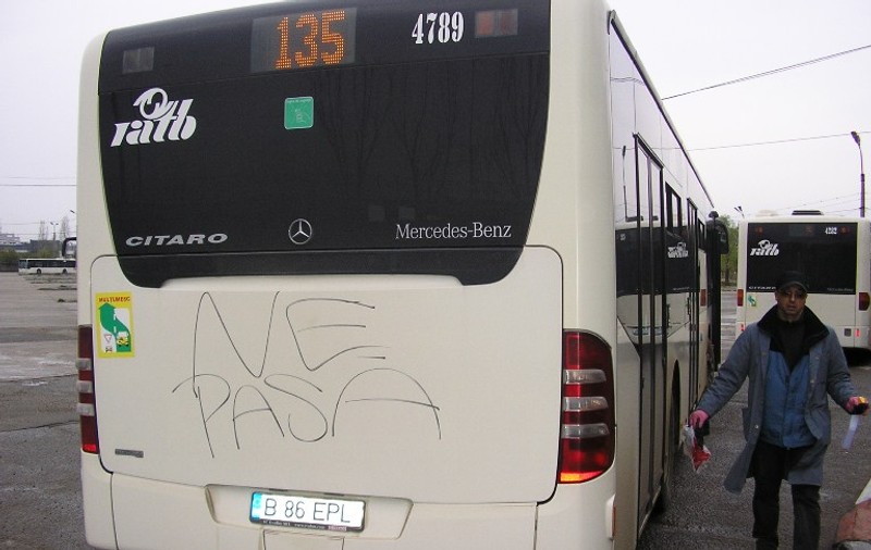 Uite cum a vandalizat autobuzul! 