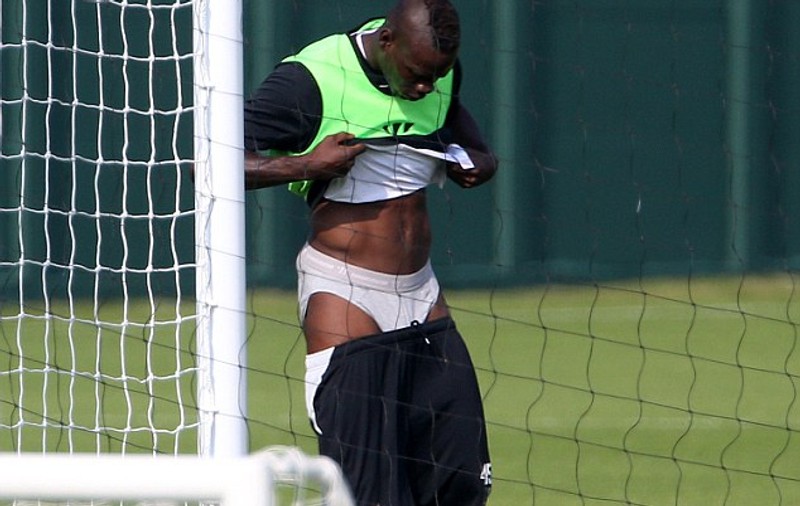 Balotelli a COMIS-O din nou. Gerrard i-a strigat: "Mario, te-ai .... pe tine!"