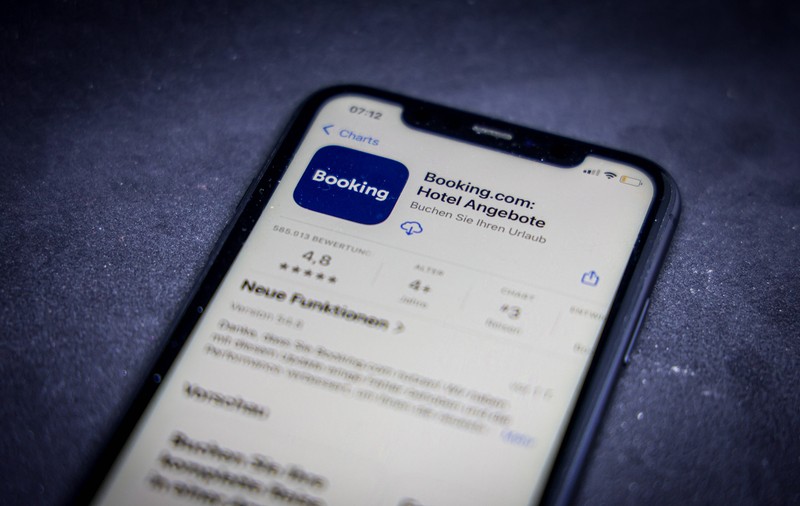 Booking.com obligat să reducă comisioanele, la ordinul autorităților elvețiene: „Abuziv de mari”