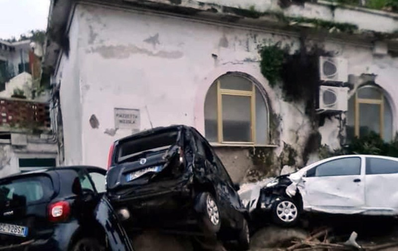 Alunecare masivă de teren pe insula italiană Ischia. O persoană a murit, 11 sunt date dispărute și zeci de case au fost înghițite de ape