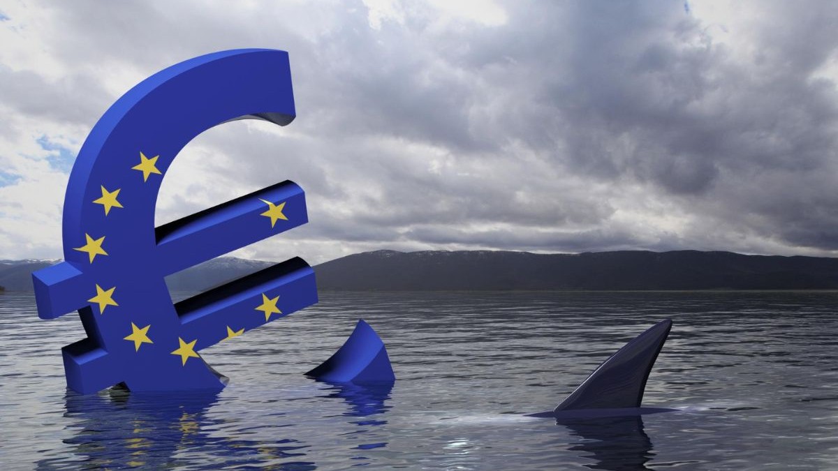 semn euro Banca Centrală Europeană scufundându-se în apă