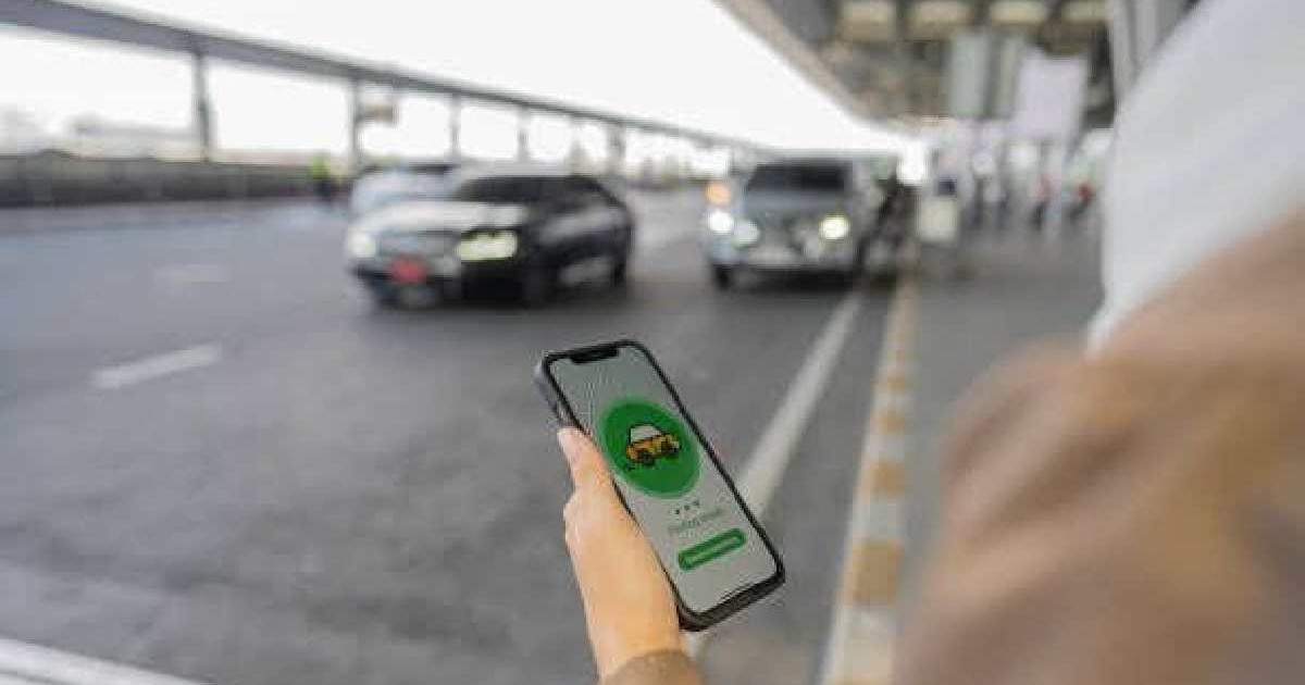 aplicație pe telefonul mobil pentru o firmă de ride-sharing