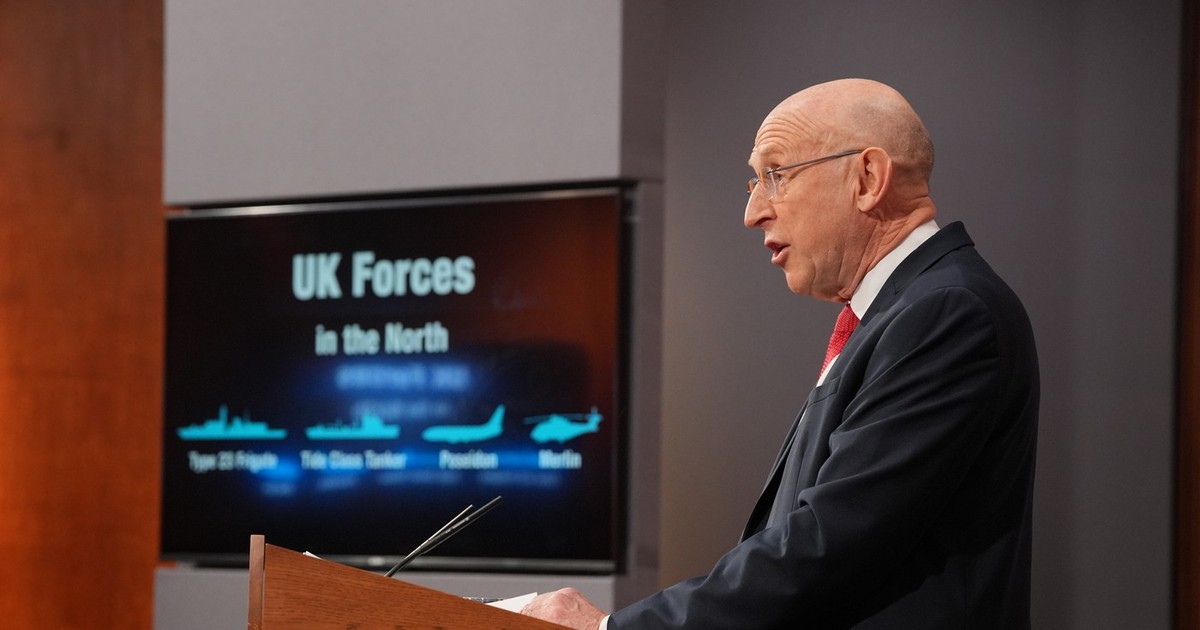 Ministrul britanic al apărării John Healey ține o conferință de presă despre submarinele rusești care spionau cabluri submarine Foto: Profimedia