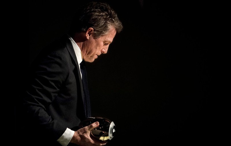 Hugh Grant spune că a început să primească roluri interesante după ce a devenit ”prea bătrân și prea urât pentru comedii romantice”