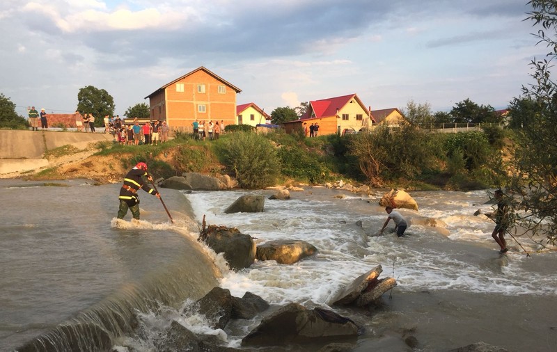 FOTO/ Fetița căzută într-un râu din Neamț a scăpat din mâinile mamei. Femeia disperată a văzut cum fiica ei a fost înghițită de ape