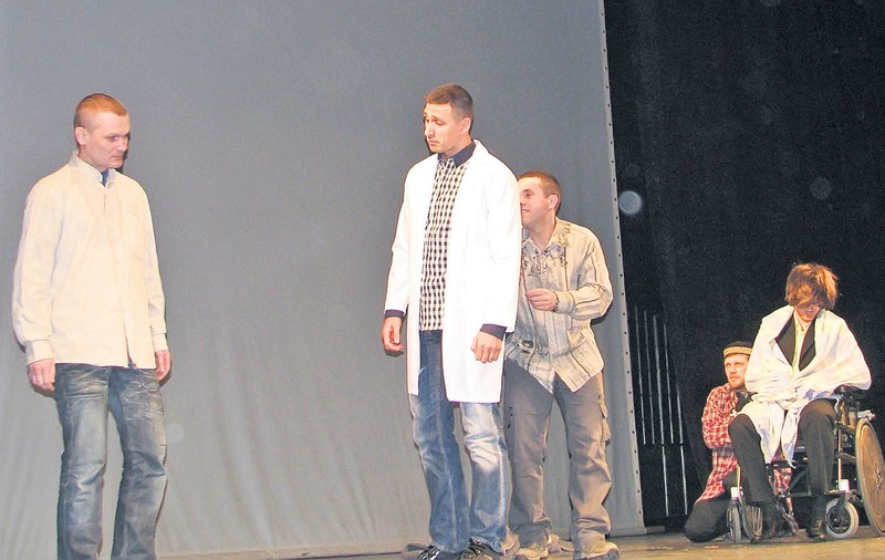 Celula artistică | Un actor modelează deținuții de la Codlea în artiști