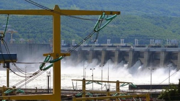Panoramă industrială a barajului de la Porțile de Fier I, situat pe fluviul Dunărea, la granița dintre România și Serbia. Aceasta este cea mai mare hidrocentrală de pe sistemul hidrotehnic al Dunării și un pilon central pentru Hidroelectrica. Foto: Ministerul Energiei