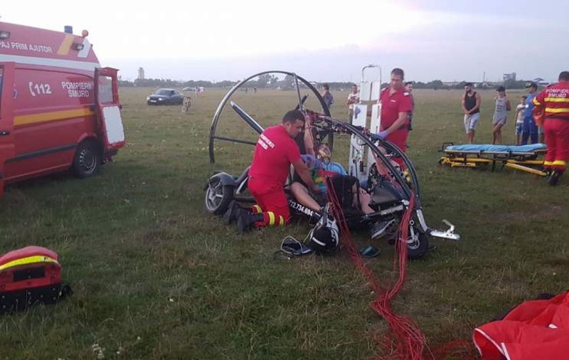 Doi tineri au căzut cu o parapantă cu motor, în apropiere de Ocna Sibiului
