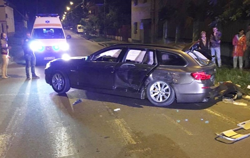 Ambulanță implicată într-un accident la Timișoara. Trei oameni răniți