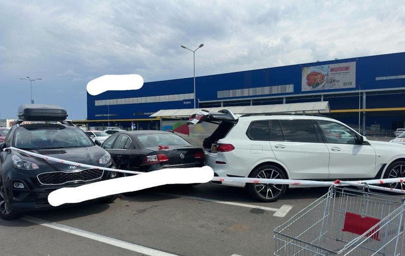 O femeie a fost accidentată de propria maşină, în care se aflau cei doi copii, în timp ce punea cumpărăturile în portbagaj