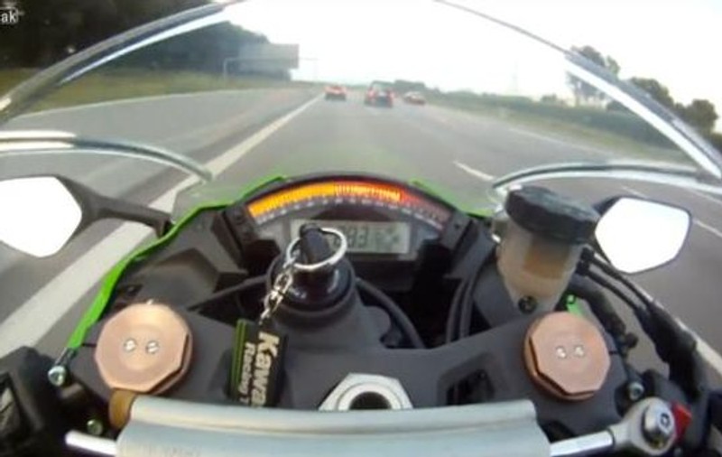 Un motociclist care mergea cu 300 de kilometri pe oră a fost depăşit de o maşină | VIDEO de SENZAŢIE