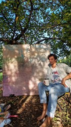 Artistul Adrian Dică și una din picturile sale.  Sursa foto: arhiva personală