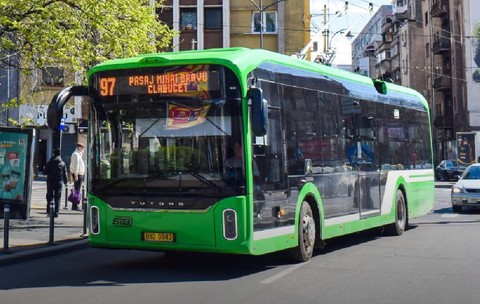 Un autobuz STB aproape de stație