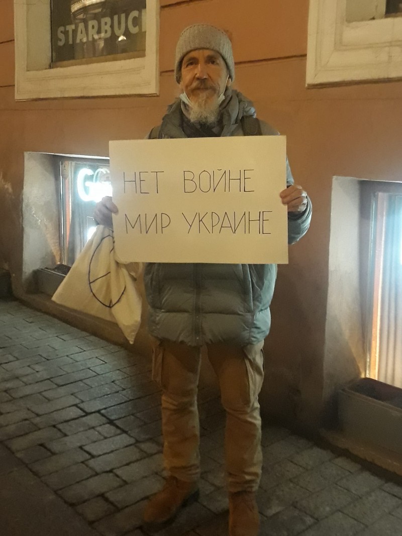 Nikolai, la un protest individual, pe 1 martie. Pe pancartă scrie „Nu războiului! Pace Ucrainei!"