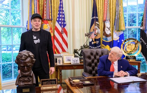 30 mai 2025, SUA, Washington: Elon Musk, consilierul miliardar din domeniul tehnologiei, stă alături de președintele SUA, Donald Trump, în timpul conferinței de presă de rămas-bun a lui Musk, organizată la Casa Albă.