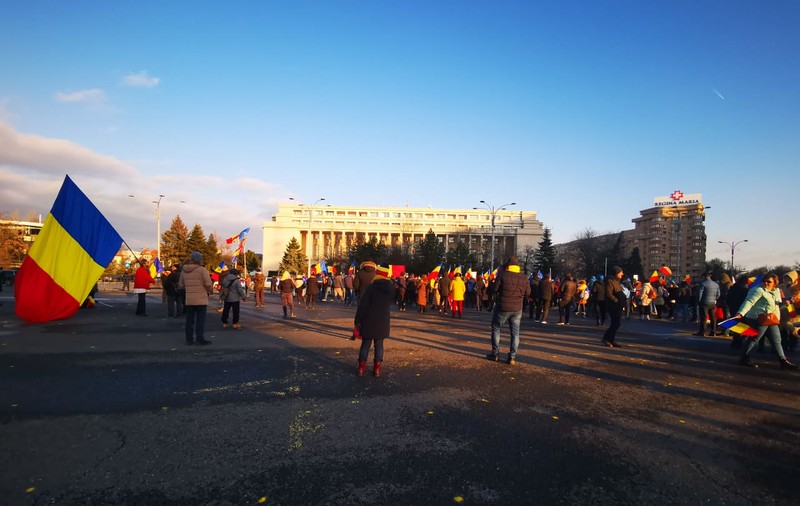 Protestul față de certificatul verde s-a mutat în fața Guvernului. Manifestanții au plecat apoi spre Universitate
