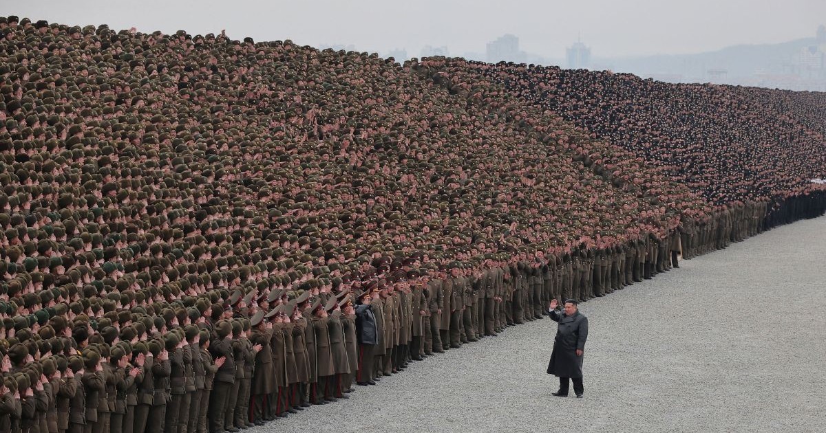 Kim Jong-un, liderul suprem din Coreea de Nord, în fața a zeci de mii de soldați așezați în gradene, pe 1 februarie 2026