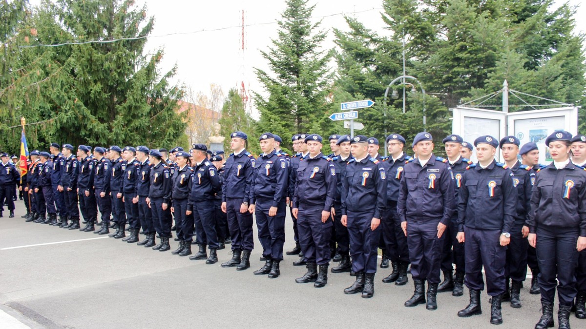 700 de jandarmi au absolvit şcoala. Şefii de promoţii au obţinut medii de peste 9. Ceremoniile Promoției Centenarul Marii Uniri 2018 au avut loc, vineri, la Şcoala Militară de Subofiţeri de Jandarmi “Grigore Alexandru Ghica” Drăgăşani şi la Şcoala Militară de Subofiţeri de Jandarmi “Petru Rareş” din Fălticeni.