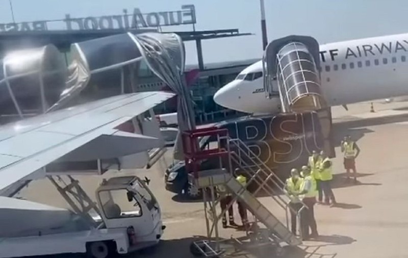 Incident pe aeroportul din Basel. Un avion care trebuia să ajungă la Cluj a lovit cu aripa o scară mobilă