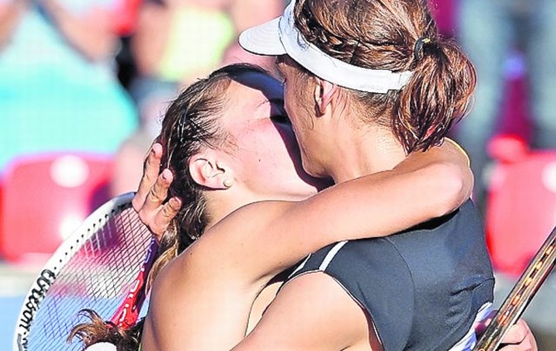 Pupăcioaselor! Două jucătoare de tenis germane au făcut spectacol erotic la sfârşitul unui meci
