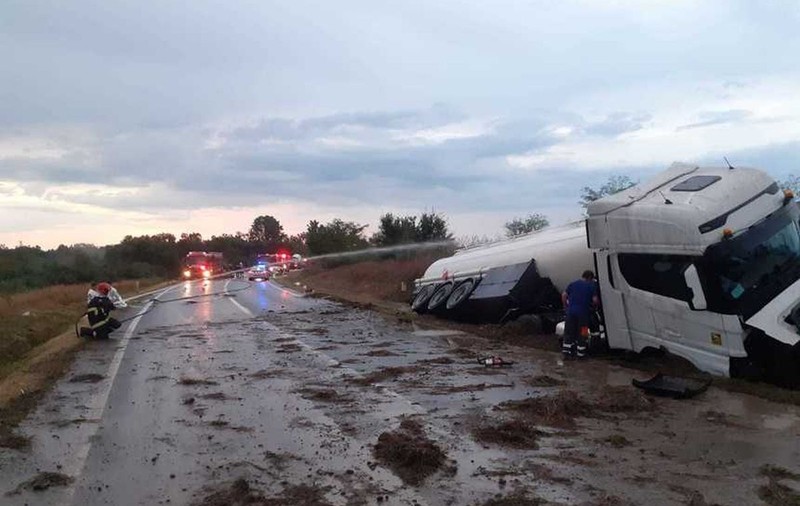 O mașină și o autocisternă încărcată cu combustibil, implicate într-un accident în Vaslui. Două persoane au fost rănite