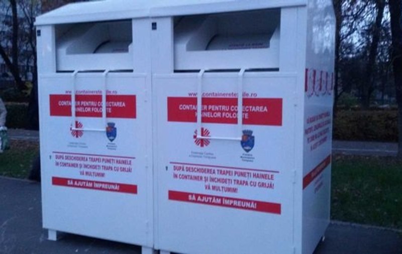 O tânără care voia să fure hainele donate la Timișoara pentru săraci a rămas blocată în container