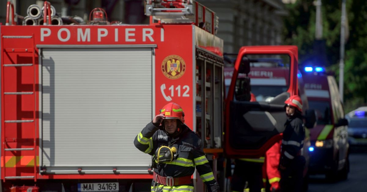 Pompieri participa la o interventie in cazul unui incident