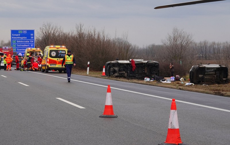 Microbuz românesc răsturnat pe marginea autostrăzii în Ungaria. Cinci răniți, între care două femei a căror viață e în pericol