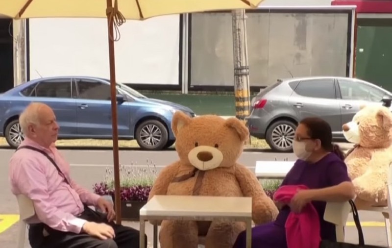 VIDEO | O cafenea din Mexic folosește ursuleți de pluș uriași pentru a menține distanțarea socială