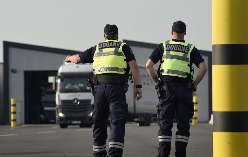 Șofer român cu peste jumătate de tonă de tutun în TIR și mai mulți migranți, amendat cu 247.990 de lire sterline: „Nu știam că e ilegal”