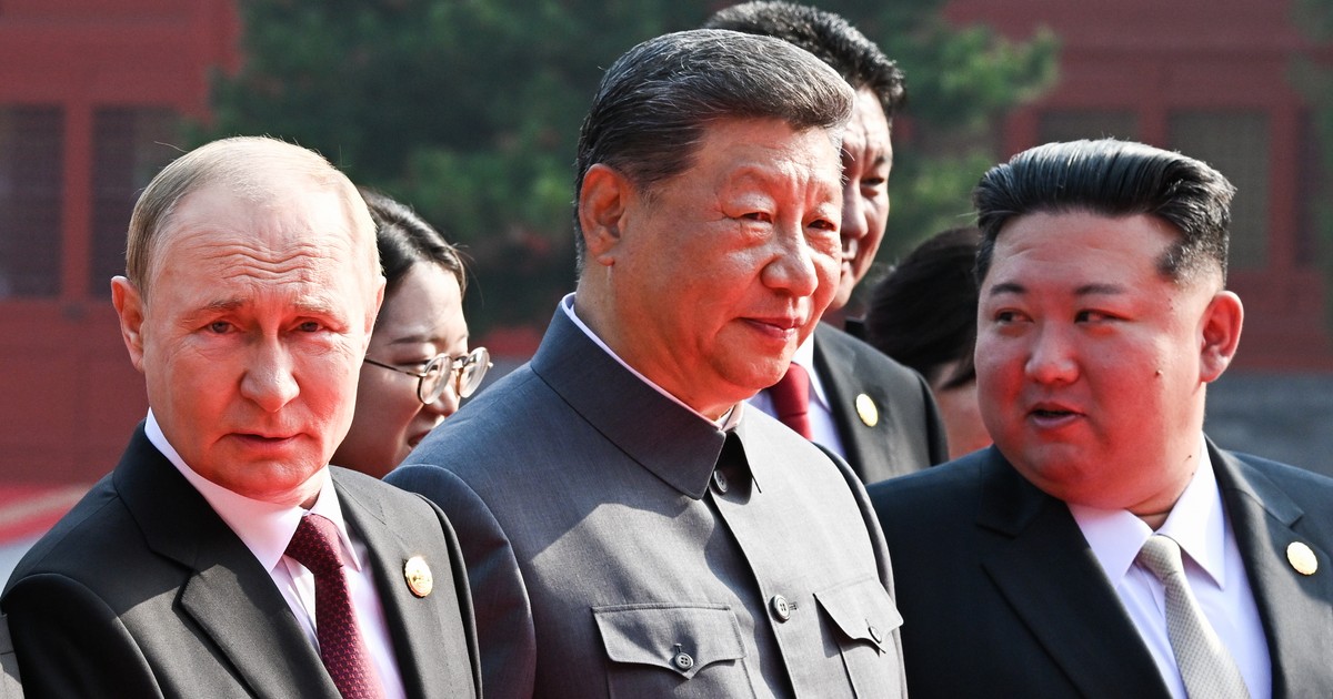 Vladimir Putin, Xi Jinping și Kim Jong-Un asistă la parada militară de la Beijing