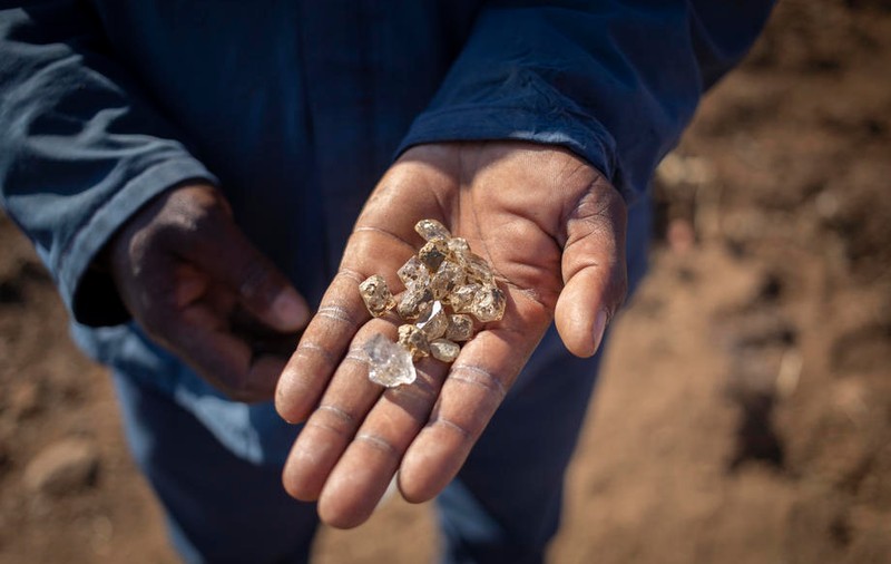 „Goana după diamante” dintr-un sat african, încheiată de Guvern. Ce erau, de fapt, pietrele