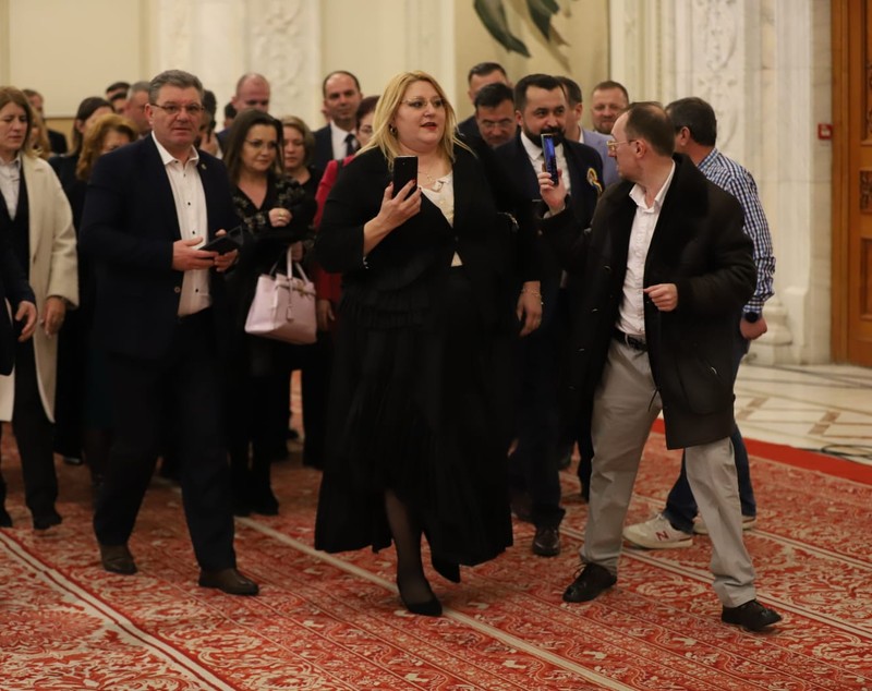 Prima zi din viața noului Parlament. Șoșoacă l-a flancat pe Ciucă, Becali a smuls microfonul unui jurnalist, iar liberalii se zbat între Crin și Nicușor