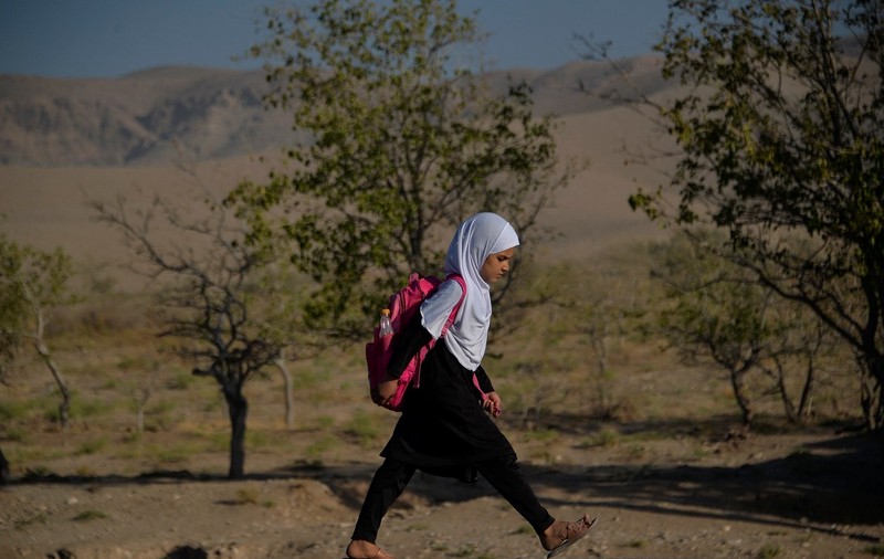 Copile vândute de familiile înfometate, în Afganistan. „A trebuit să o fac. Probabil va trebui să vând și o altă fiică”