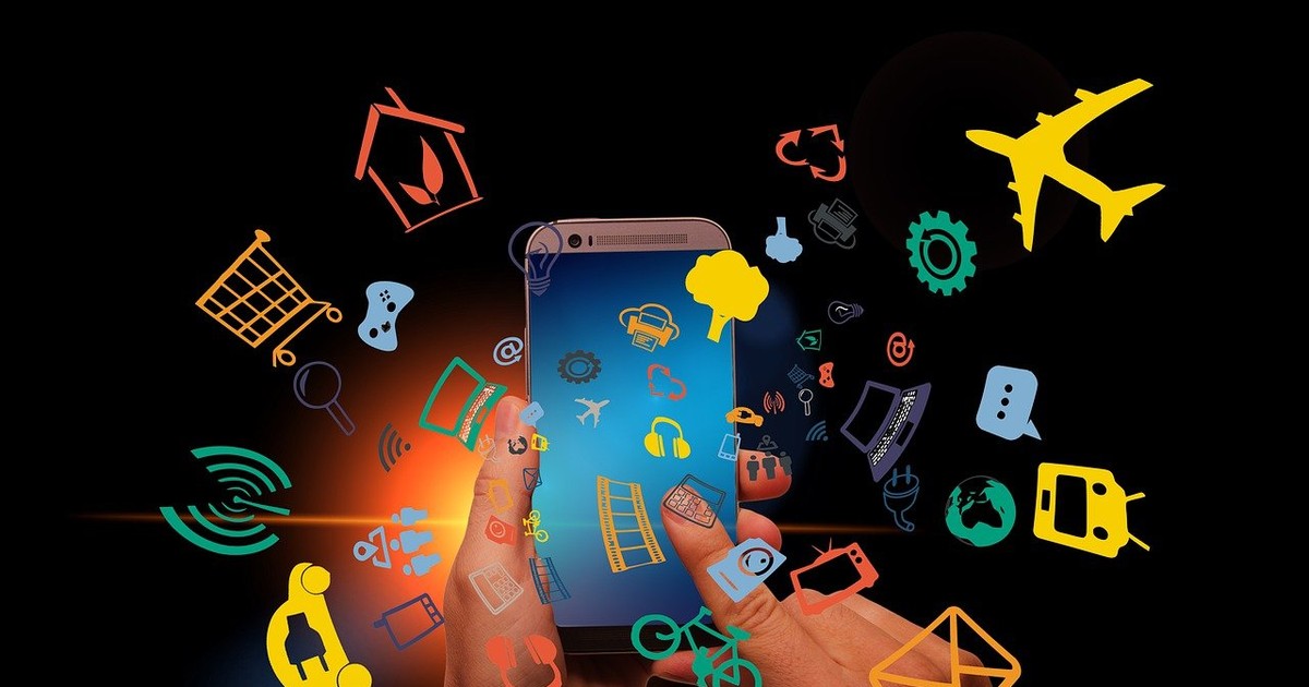 Miani de femeie, cu una tine un telefon si cu cealalta apasa pe ecran. Din ecranul telefonului ies diferite semne precum masina, bicicleta, avion, plic, carucuir de cumparaturi etc