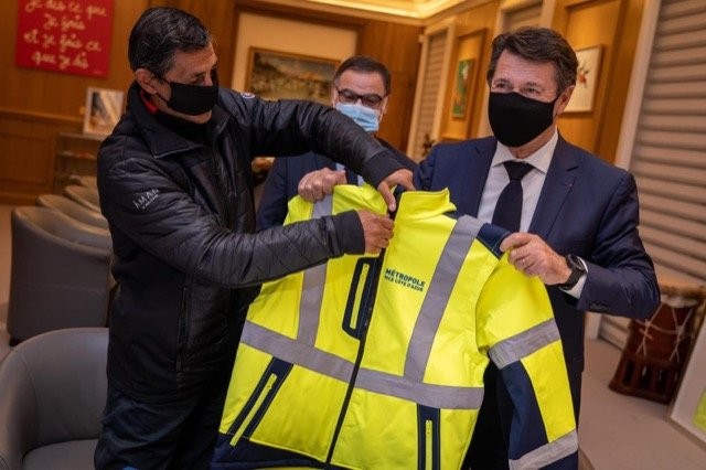 Jojo a primit și uniforma de lucrător pentru Primăria din Nisa. Foto: CNews / Primăria Nisa
