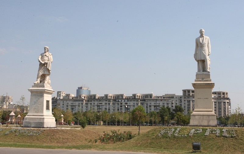 Statuile din Parcul Izvor vor fi readuse la Universitate la sfârşitul lunii aprilie