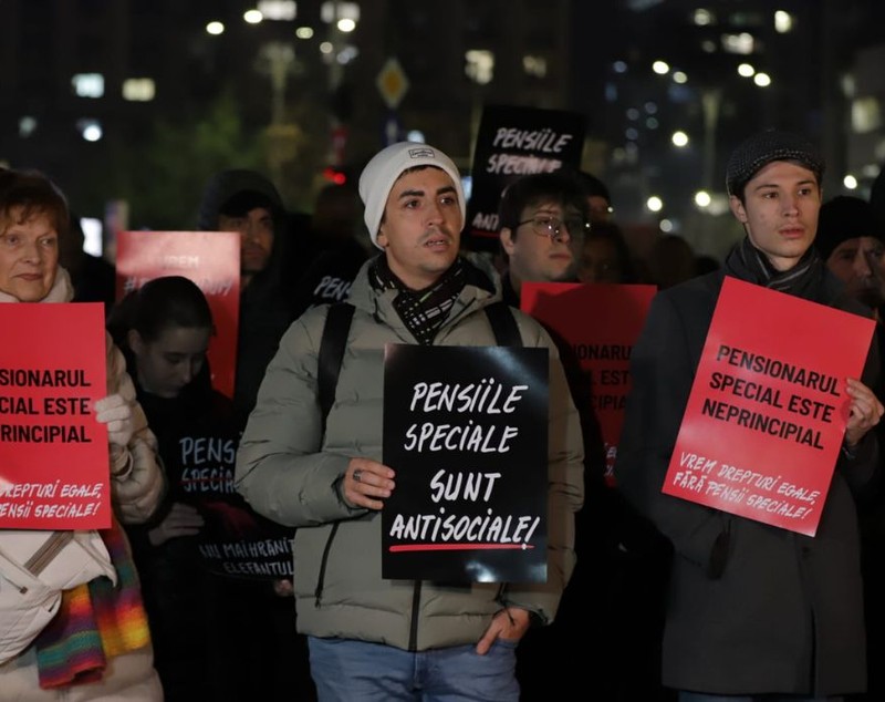 Protest în Piața Victoriei, cu un elefant roz gigantic, față de pensiile speciale: „Vrem drepturi egale”