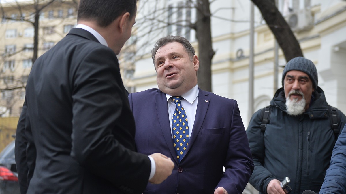 Toate firmele eligibile care au depus cereri pentru granturi europene vor primi bani, statul a făcut rost de 600 de milioane de euro. Secretarul de stat Liviu Rogojinaru alături de premierul Ludovic Orban și alți oameni