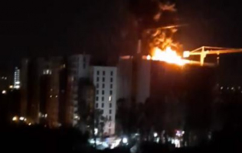 Momentul în care acoperișul blocului în construcție din nordul Bucureștiului a explodat, surprins de martori
