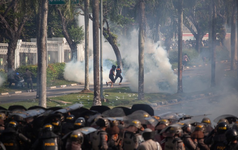 Locuitorii indigeni ai unei insule din Indonezia protestează împotriva construirii unei fabrici chinezești peste casele lor