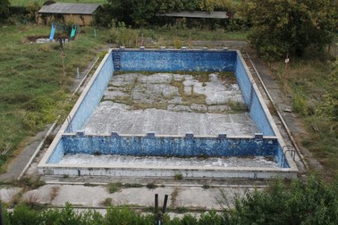 Fostul ștrand se află într-o stare avansată de paragină. Sursa foto: Diana Frîncu