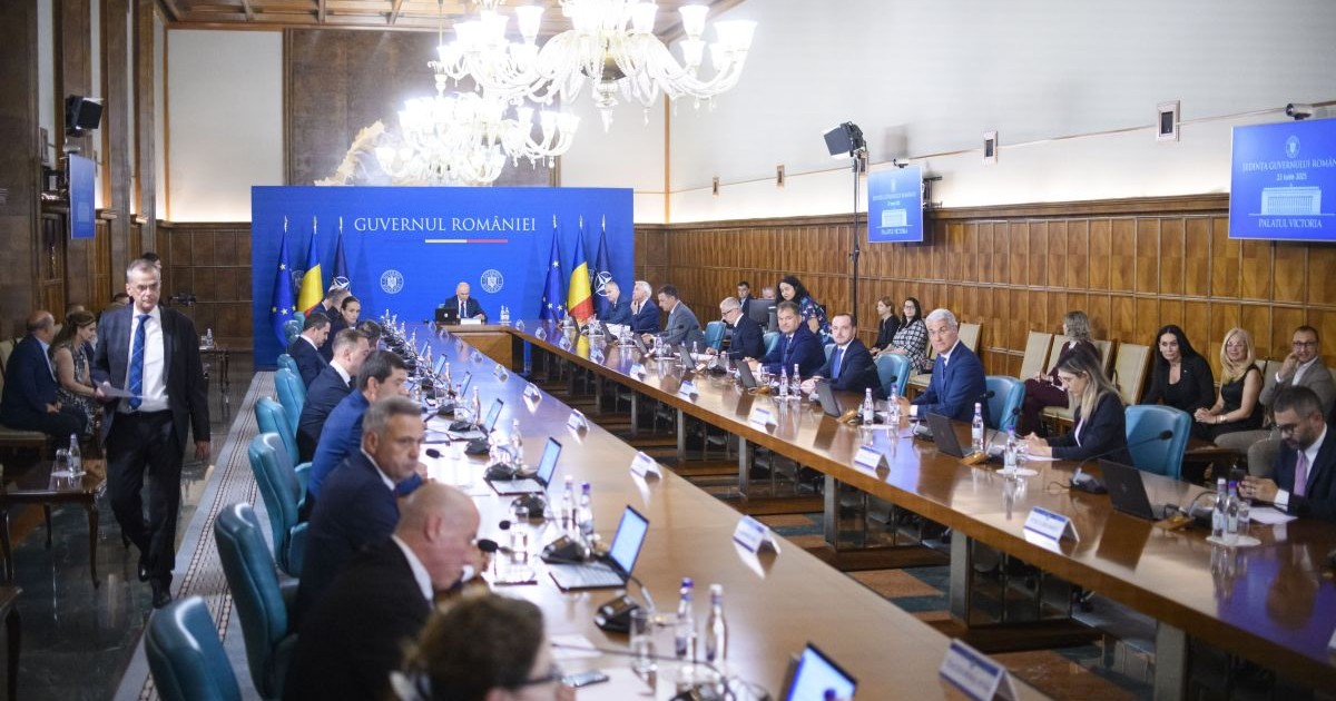 Imagine de ansamblu cu membrii Guvernului condus de premierul Ilie Bolojan stând la masă, în timpul unei ședințe, iunie 2025