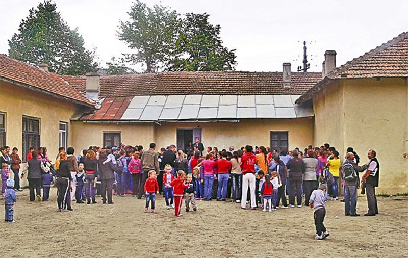 Prima zi de şcoală | WC în curte şi clădire veche de 300 de ani | FOTO