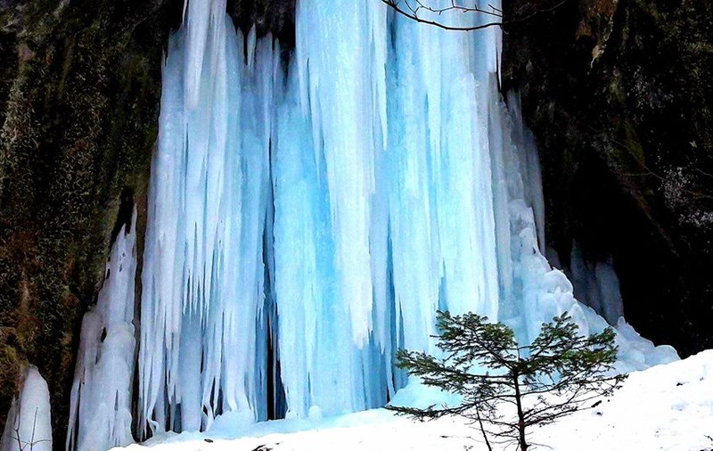 Cascada de la Canionul Șapte Scări a devenit turcoaz. Spectacol inedit, oferit de natură