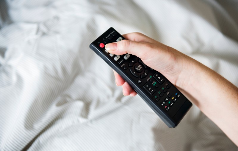Telecomanda TV s-a stricat? Cum o schimbi corect?