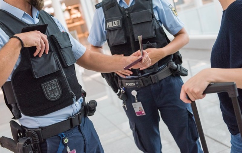 O femeie a atacat cu usturoi polițiștii aeroportului din München. Ce a ieșit apoi la iveală