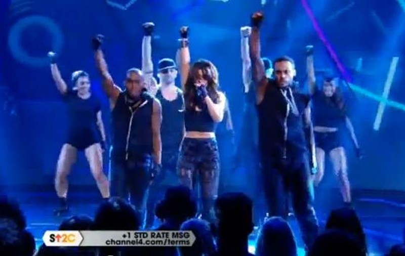 GAFĂ PENIBILĂ! Cheryl Cole a dat lecții de PLAYBACK la un concert! Era cât pe ce să ne păcălească, însă CEVA a dat-o DE GOL! VIDEO 