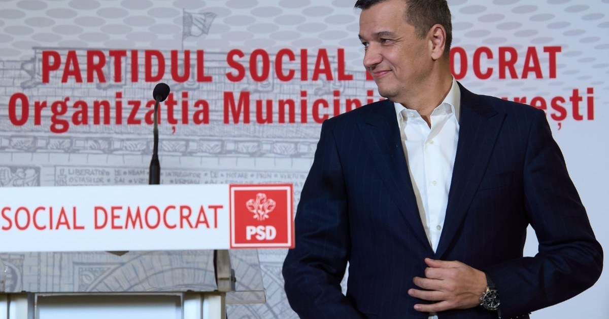 Sorin Grindeanu, la un eveniment al PSD, pe scenă, îmbrăcat cu un sacou albastru