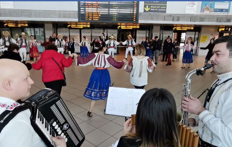 FOTO/ VIDEO. Pasagerii s-au prins în Hora Unirii, în Aeroportul Otopeni. Reprezentaţii de dans şi muzică populară, de Ziua Naţională a României